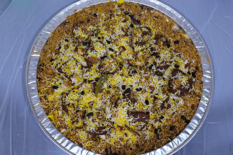 طبق كابلي لحم سواكني طازج مع الأرز البسمتي الملون والمكسرات من مطاعم بن واصل.