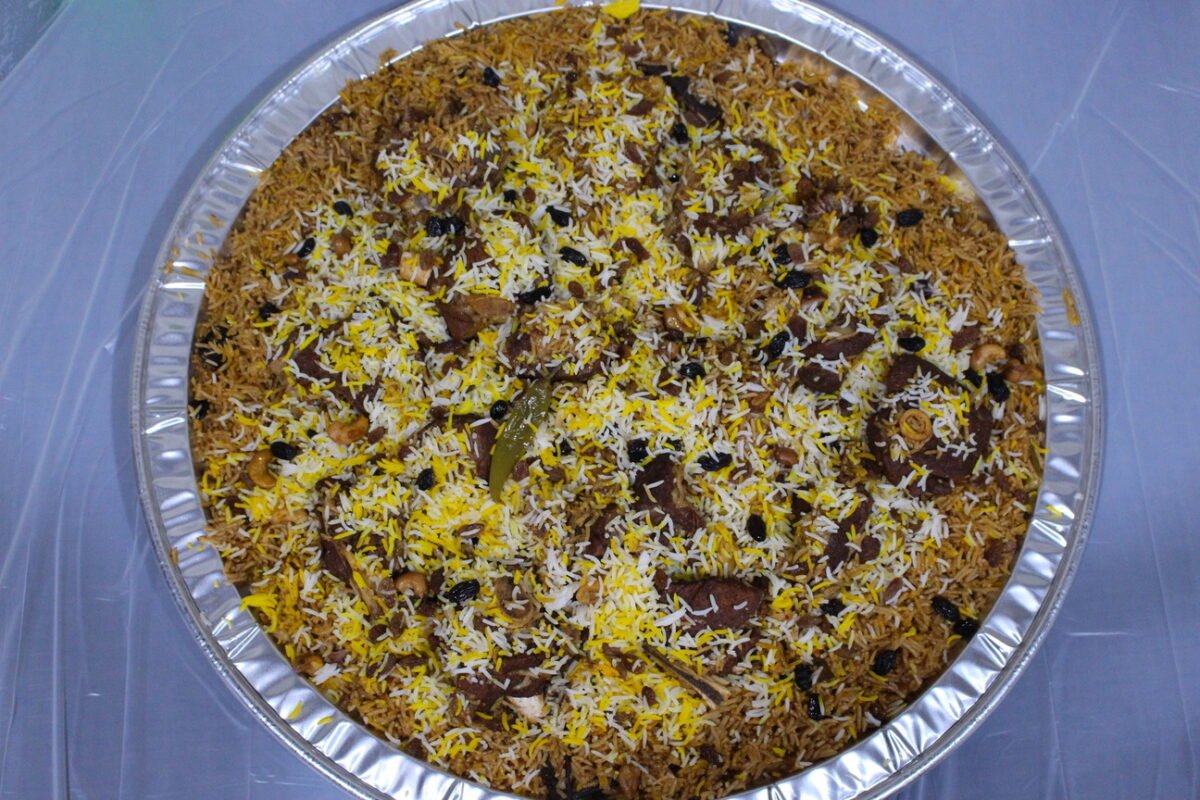 طبق كابلي لحم سواكني طازج مع الأرز البسمتي الملون والمكسرات من مطاعم بن واصل.